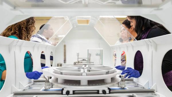 استعداد الباحثين في مركز جونسون للفضاء التابع لناسا لاستقبال العينة والتأكد من سلامة المختبر الجديد