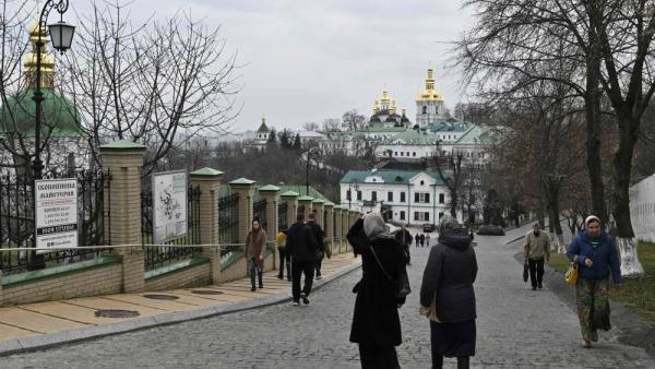 People walk at Kyiv-Pechersk Lavra, also known as the Kyiv Monastery of the Caves, a historical Eastern Orthodox Christian monastery in Kyiv, on March 24, 2023. - The aurthorities have ordered the monks to leave by March 29, 2023 the Kyiv-Pechersk Lavra, which was previously affiliated with the Russian Orthodox Church and has a crucial role in Eastern Orthodoxy but the monks say there is «no legal foundation» for an expulsion order from the government and say they plan to stay as long as possible. (Photo by Genya SAVILOV / AFP)
