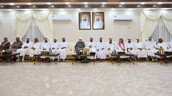 العلماء الضيوف خلال زيارة أحد المجالس في الأحياء