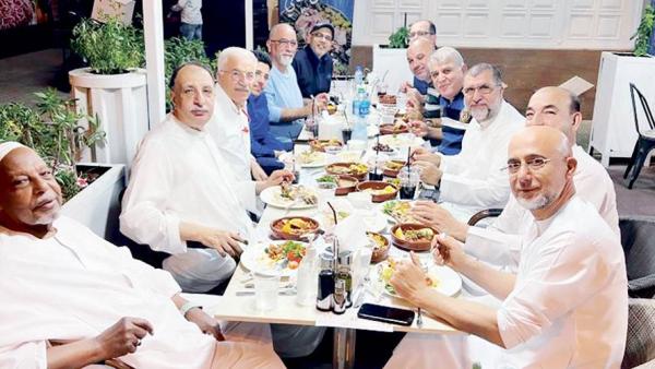 «جيران البحيرة» خلال المأدبة