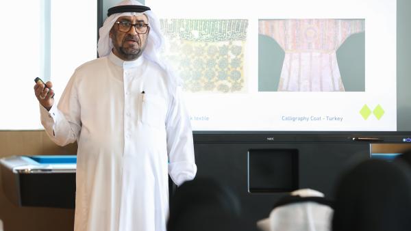 خالد الجلاف خلال ورشة في الخط