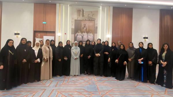 لقطة تذكارية للمشاركات في الملتقى