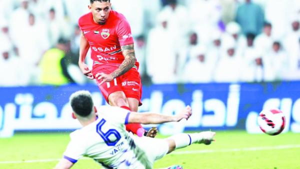 غليهرمي يسدد كرة هدف شباب الأهلي في مرمى العين