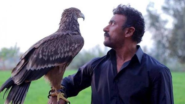 أحمد العوضي مع الصقر في مشهد من ضرب نار