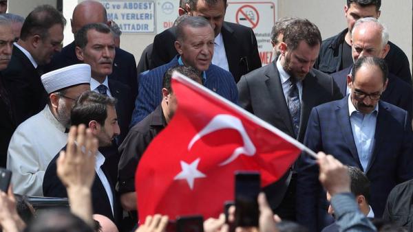 الرئيس التركي رجب طيب أردوغان يغادر بعد زيارة ضريح رئيس الوزراء التركي الراحل عدنان مندريس.
(رويترز)