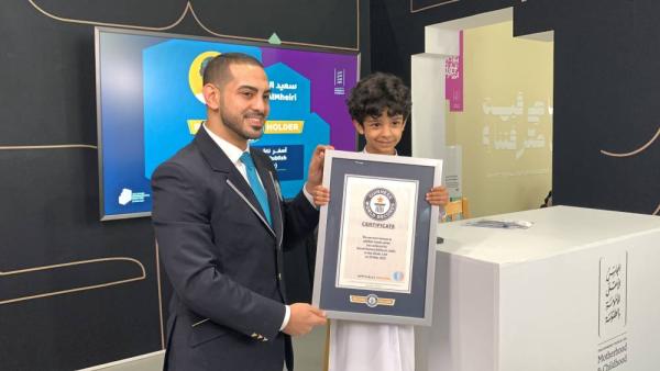سعيد المهيري خلال استلام شهادة غينيس للأرقام القياسية