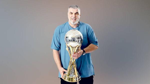 كوزمين يحمل الكأس