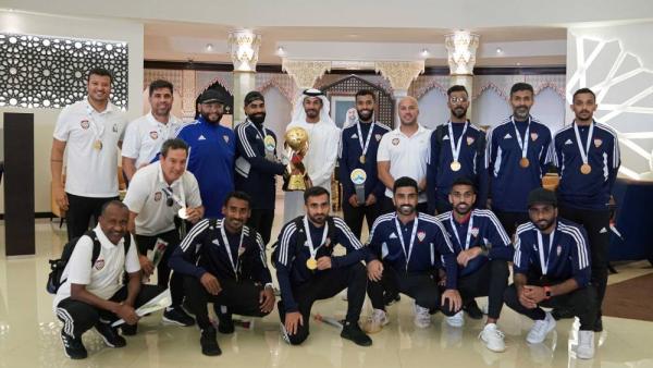 محمد بن هزام مع لاعبي المنتخب