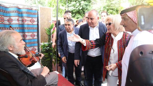 هيفاء النجار خلال توقفها عند العازف حسين عبد المنعم