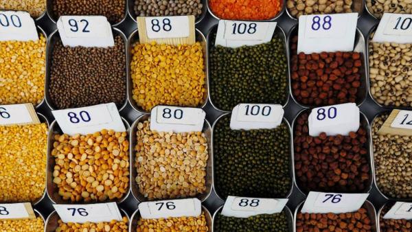 أسعار البقوليات في سوق بمومباي، الهند (رويترز)