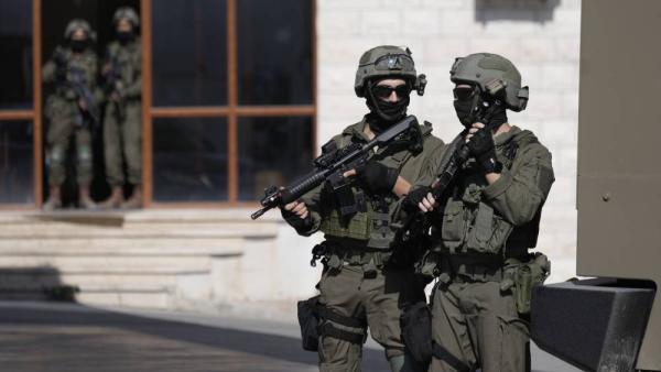جنود إسرائيليون خلال تفتيش قرية فلسطينية في شمال الضفة الغربية