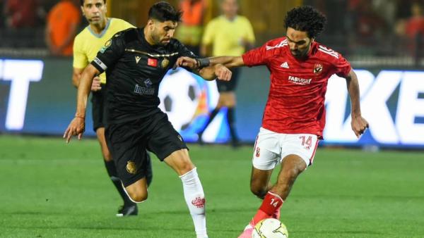 حسين الشحات يمر من لاعب الوداد والحكم يراقب الموقف