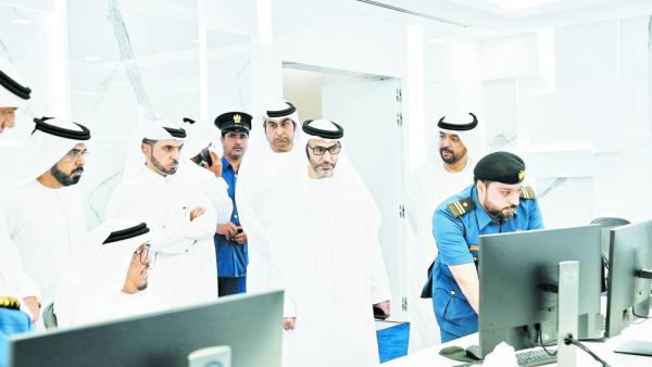 ضاحي خلفان يطّلع على آلية العمل