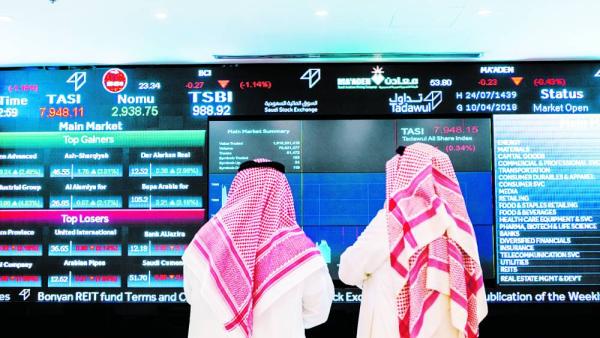 متعاملان في البورصة السعودية (بلومبيرج)