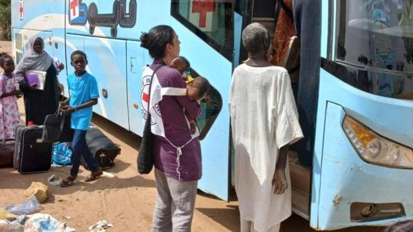إجلاء أطفال من دار أيتام بالخرطوم من قبل الصليب الأحمر ( رويترز)