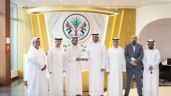 عيسى هلال يهدي أحمد بن حشر درعاً تذكارية