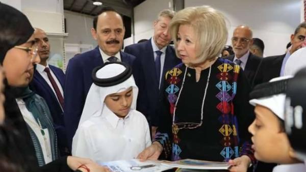 هيفاء النجار خلال جولتها في المعرض