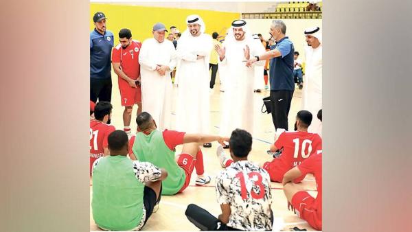 ابن حمودة مع لاعبي البطائح في حديث فرحة بلوغ النهائي