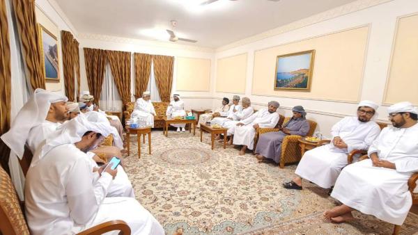 بن حم خلال لقائه المسؤولين العُمانيين