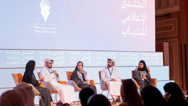 أعضاء «بكل فخر من دبي» يستعرضون تجاربهم في توظيف وسائل التواصل الاجتماعي.