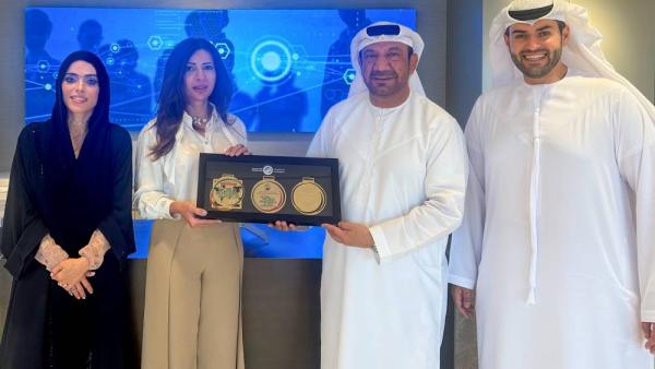 الظاهري يهدي هناء الرستماني درعاً تذكارية بحضور فتون المزروعي والمرزوقي