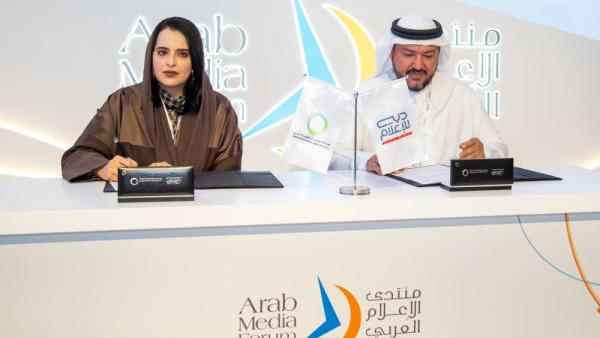 خولة المهيري وعبدالواحد جمعة يوقعان الاتفاقية