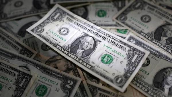 أوراق نقدية بالدولار الأمريكي (رويترز)