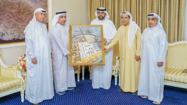 محمد بن حمد خلال استقباله فريق "منطاد الإمارات"