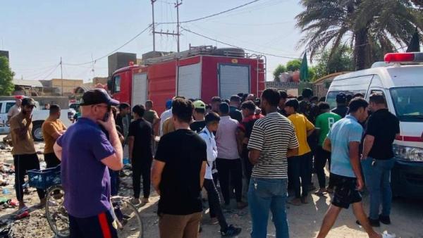 سيارات الإطفاء والإسعاف أمام بوابة المنزل المحترق