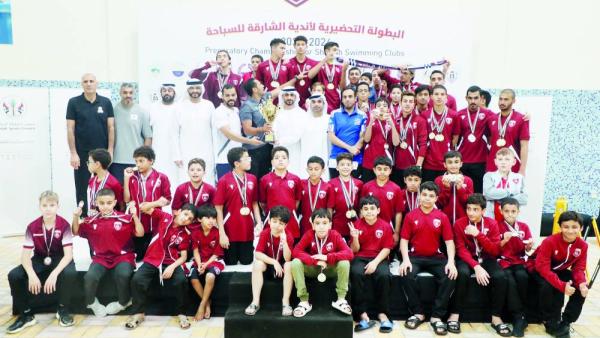 الشامسي مع كبار الحضور والمتوجين