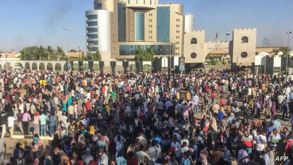 جانب من اعتصام السودانيين أمام قيادة الجيش في عام 2019