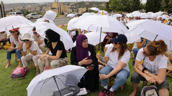 إسرائيليات وفلسطينيات يصرخن: نريد السلام