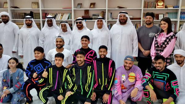سالم بن سلطان القاسمي يحضر مسرحية «عالم الخيال» برأس الخيمة.