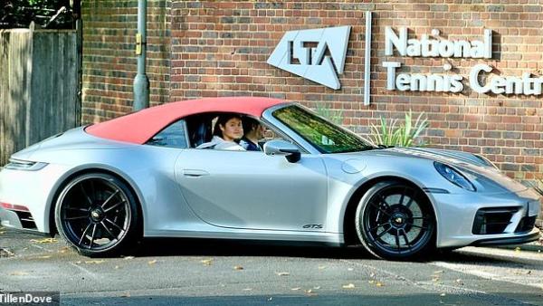 اللاعبة في سيارة بورشه