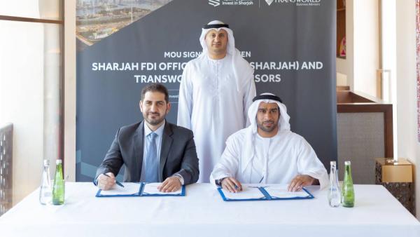 أحمد عبيد القصير ومحمد جمعة المشرخ وأحمد إبراهيم خلال توقيع الاتفاقية