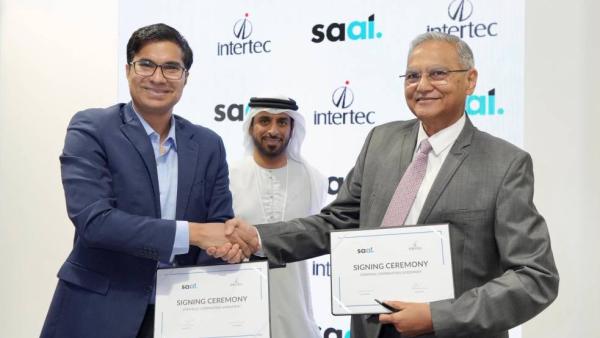 سعيد الغفيلي وفيكرامان بودوفال وناريش كوثاري خلال حفل التوقيع