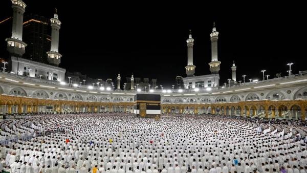 الحجاج يؤدون صلاة الفجر ليوم أمس في المسجد الحرام (رويترز)
