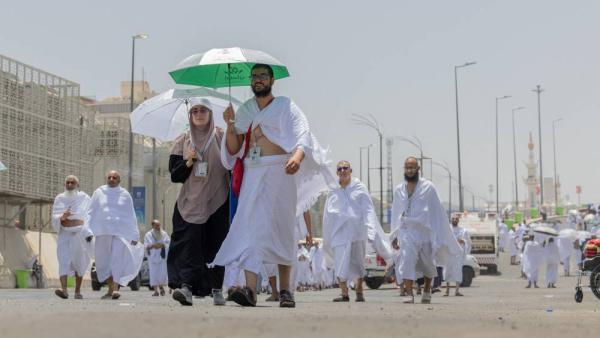 حجاج بيت الله الحرام في طريقهم إلى مشعر منى بمكة المكرمة (رويترز)