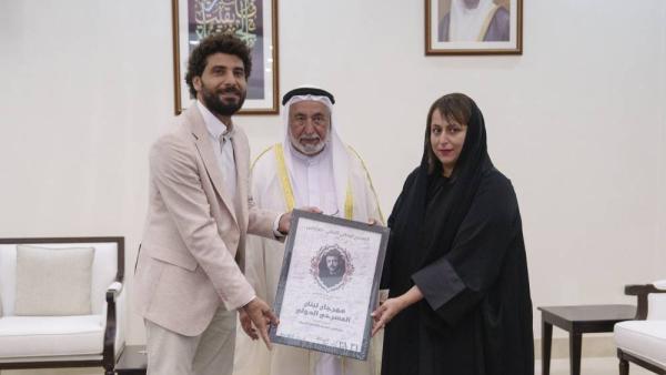 سلطان يتسلّم لوحة من مهرجان المسرح اللبناني بحضور الشيخة حور