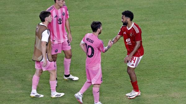 حسين الشحات لاعب الأهلي مصافحاً ميسي لاعب إنتر ميامي