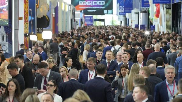 زوار يحضرون المنتدى الاقتصادي الدولي في سانت بطرسبرغ، روسيا ( أ ب)