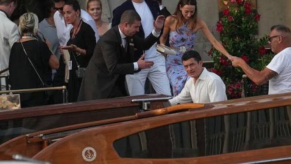 عاصفة تربك حفل جيف بيزوس ولورين سانشيز في فينيسيا.. المشاهير هربوا تحت المطر