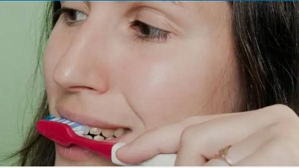 نزيف اللثة ليس طبيعياً دائماً.. تعرف إلى الأسباب والمخاطر