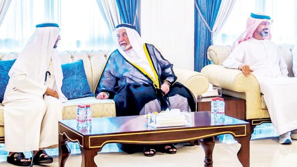سلطان وعمار بن حميد خلال تقديمهما واجب العزاء