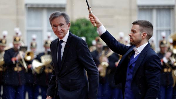 أرنو لدى وصوله إلى قصر الإليزيه (أرشيفية)