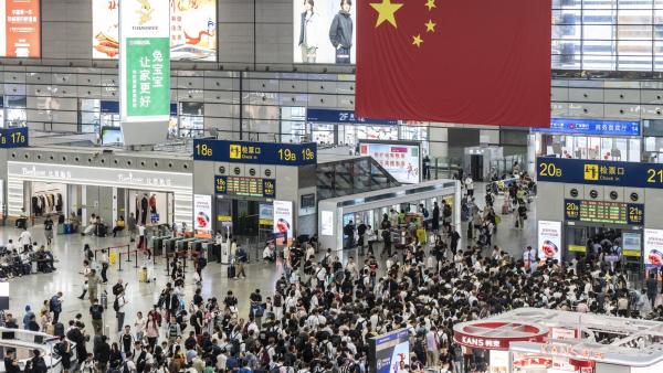 زحام شديد في محطة قطارات شنغهاي