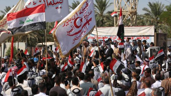 مزارعون عراقيون يتظاهرون في الديوانية احتجاجاً على تقليص مساحاتهم الزراعية بسبب نقص المياه (أ.ف.ب)