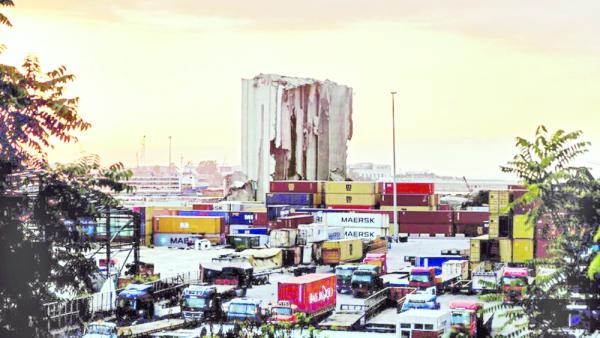 أضرار كبيرة أصابت مرفأ بيروت جراء الإنفجار