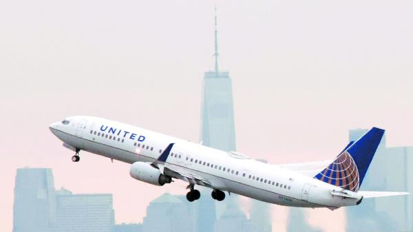 طائرة تابعة ليونايتد تقلع من مطار نيوارك (أرشيفية)