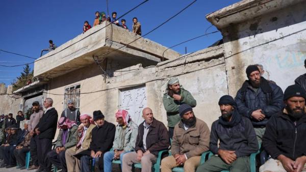 سكان «بيت جن» يرحبون بوفدٍ أظهر دعمه بعد أن داهمت القوات الإسرائيلية القرية (أ ب)